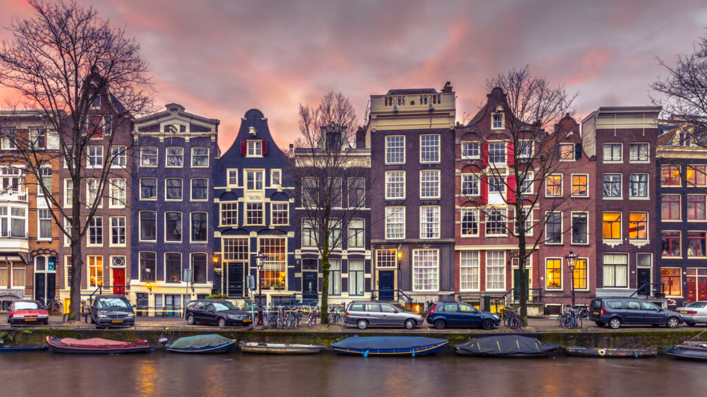canal brouwersgracht in amsterdam
