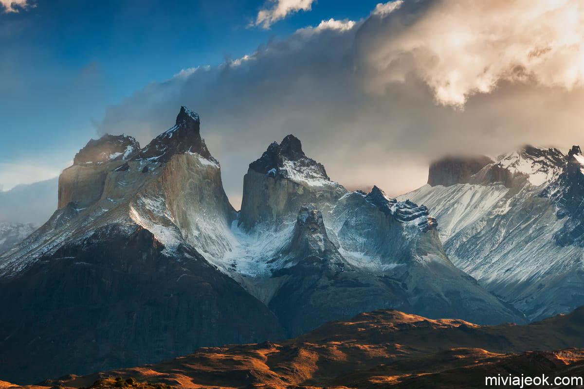 dramatic dawn in torres del paine chile 2022 02 08 22 39 28 utc