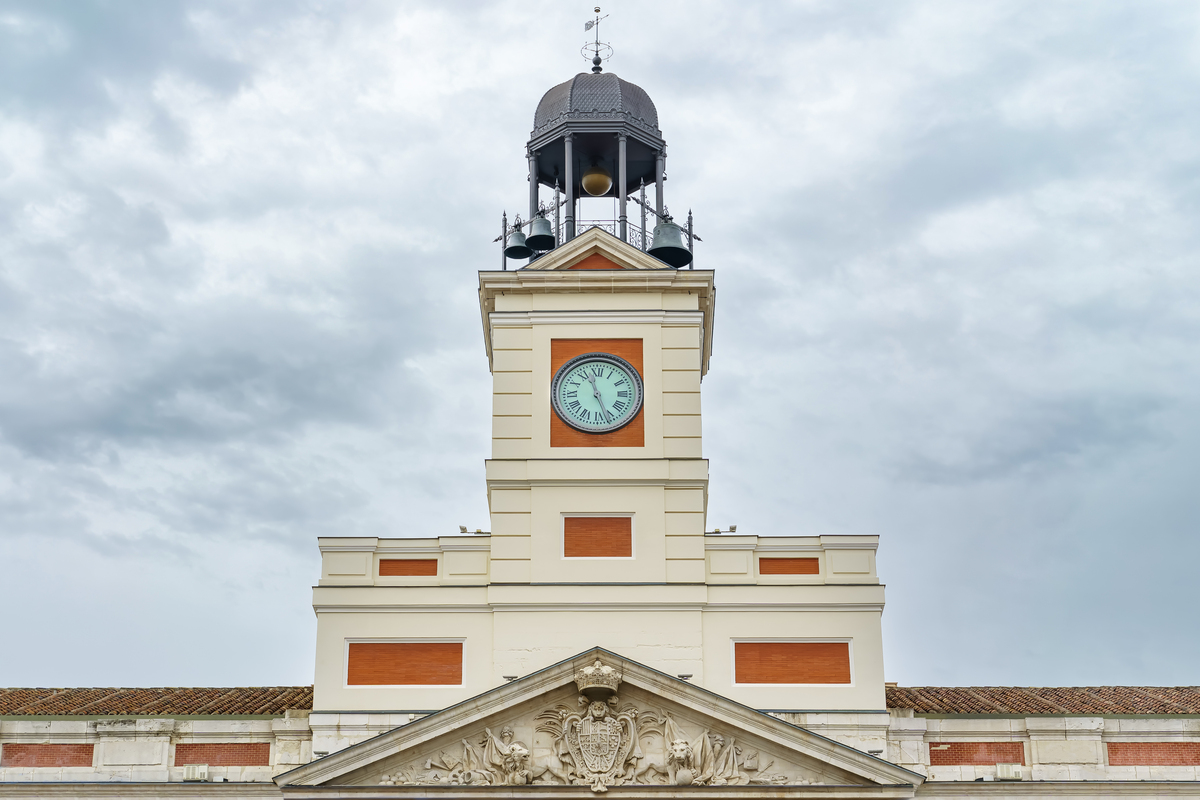 famoso reloj puerta sol madrid donde despide final comienzo nuevo ano