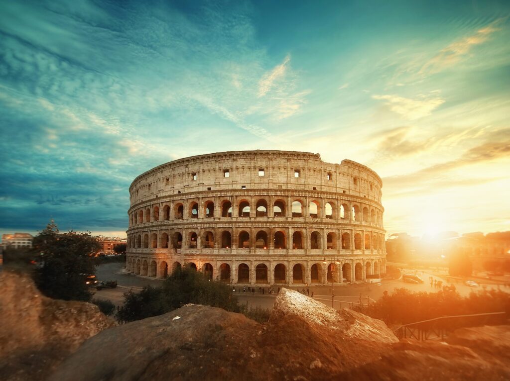 hermosa foto famoso anfiteatro coliseo romano impresionante cielo al amanecer scaled