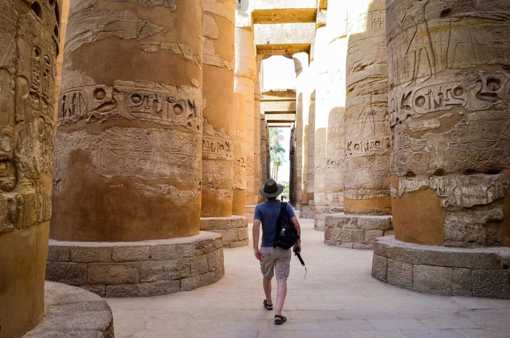 joven caminando templo egipcio 181624 44493