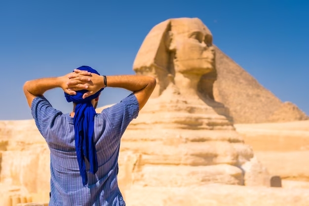 joven turista vistiendo turbante azul pie cerca gran esfinge giza cairo egipto 181624 46822
