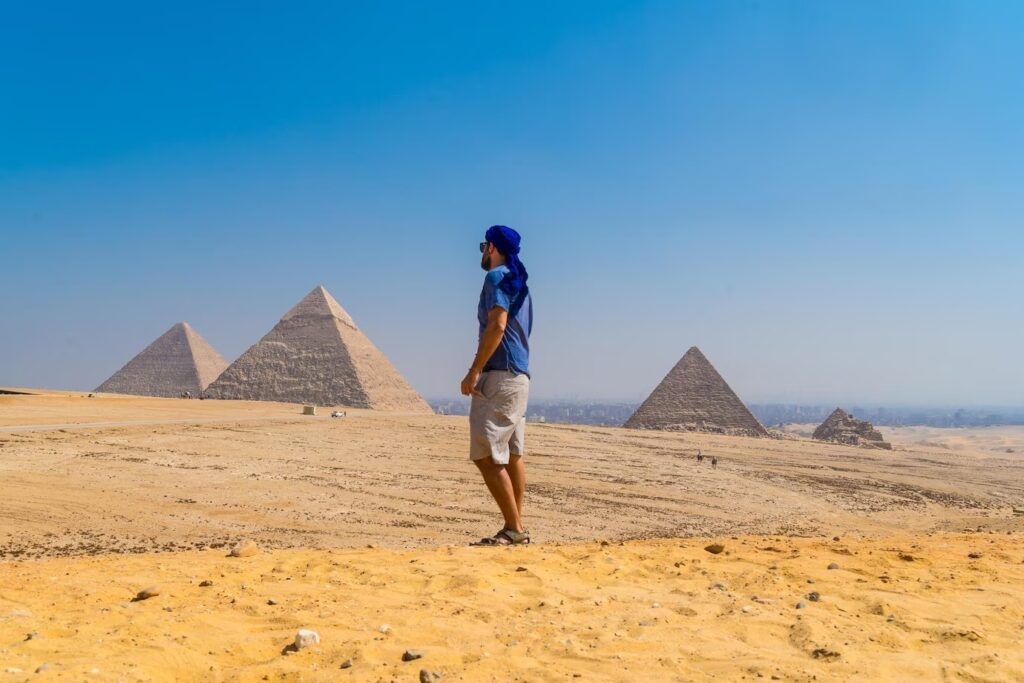 retrato joven azul turbante ambulante al lado piramides giza cairo egipto 181624 55528
