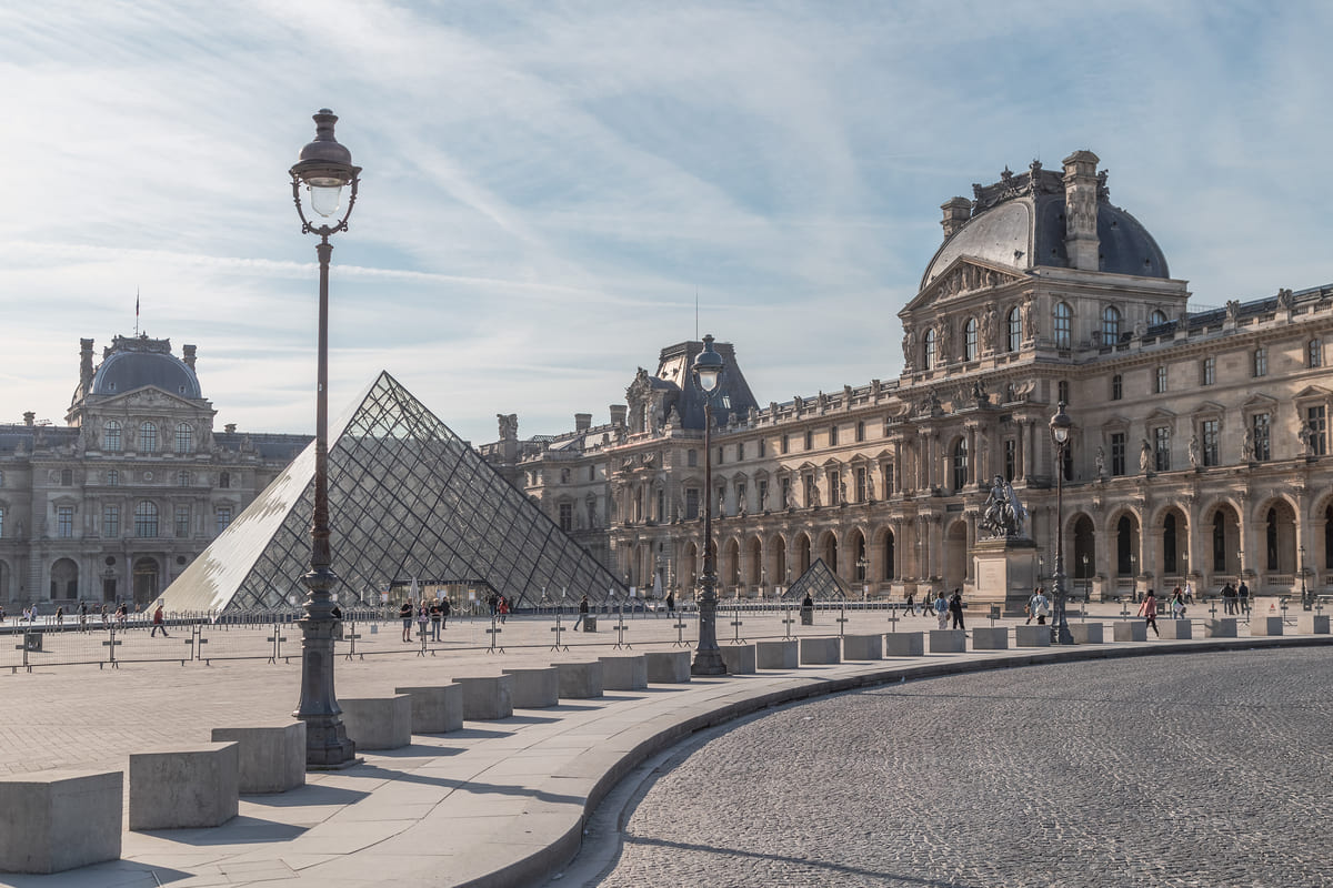 the louvre in paris the largest museum in the wor 2021 08 30 23 37 32 utc