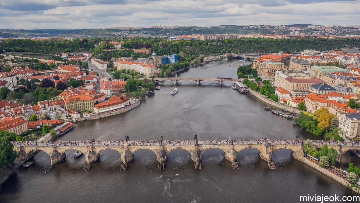 charles bridge in prague 2021 10 16 03 31 26 utc